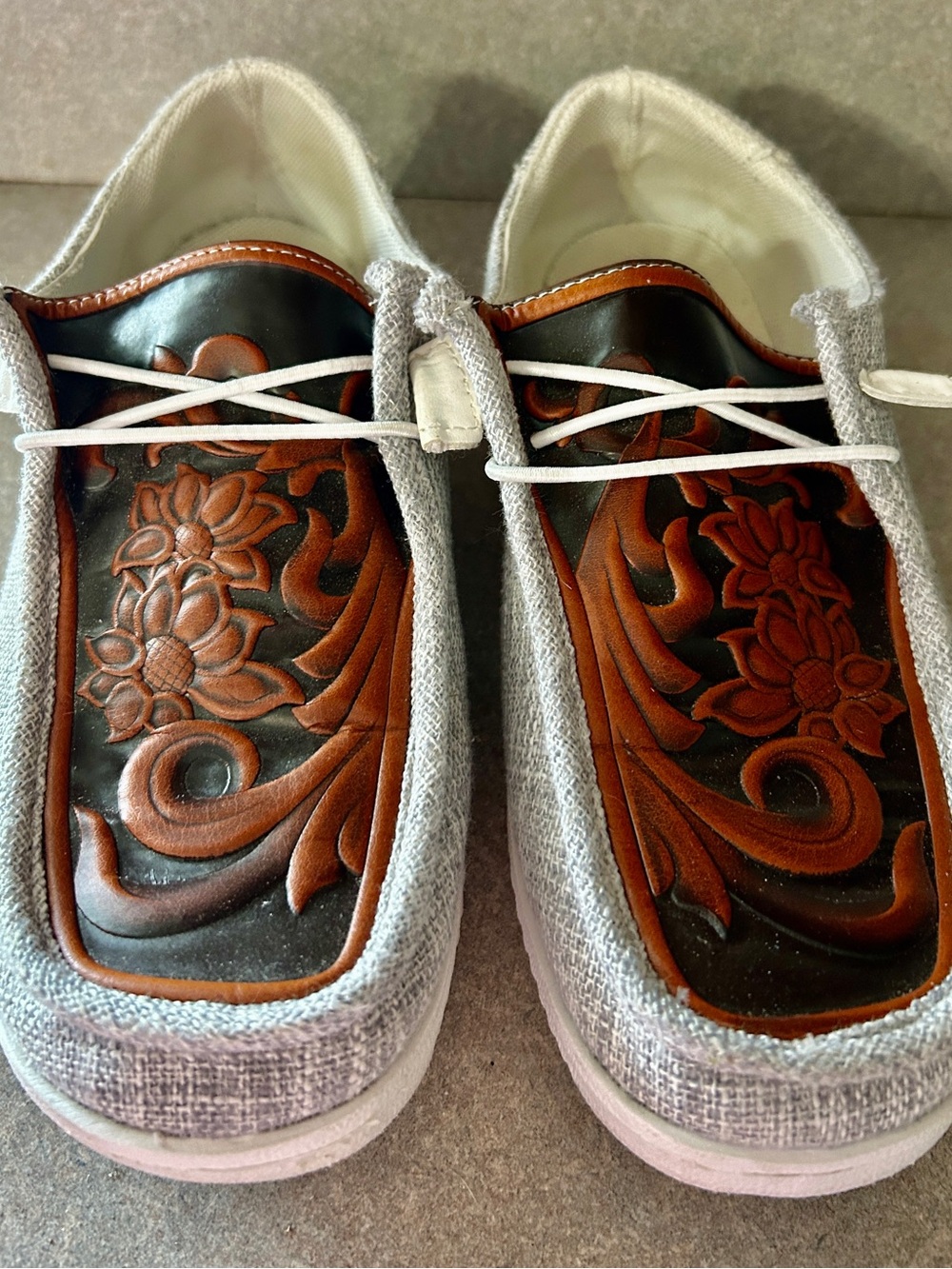 Women's Gray & Brown Embossed Floral Loafers